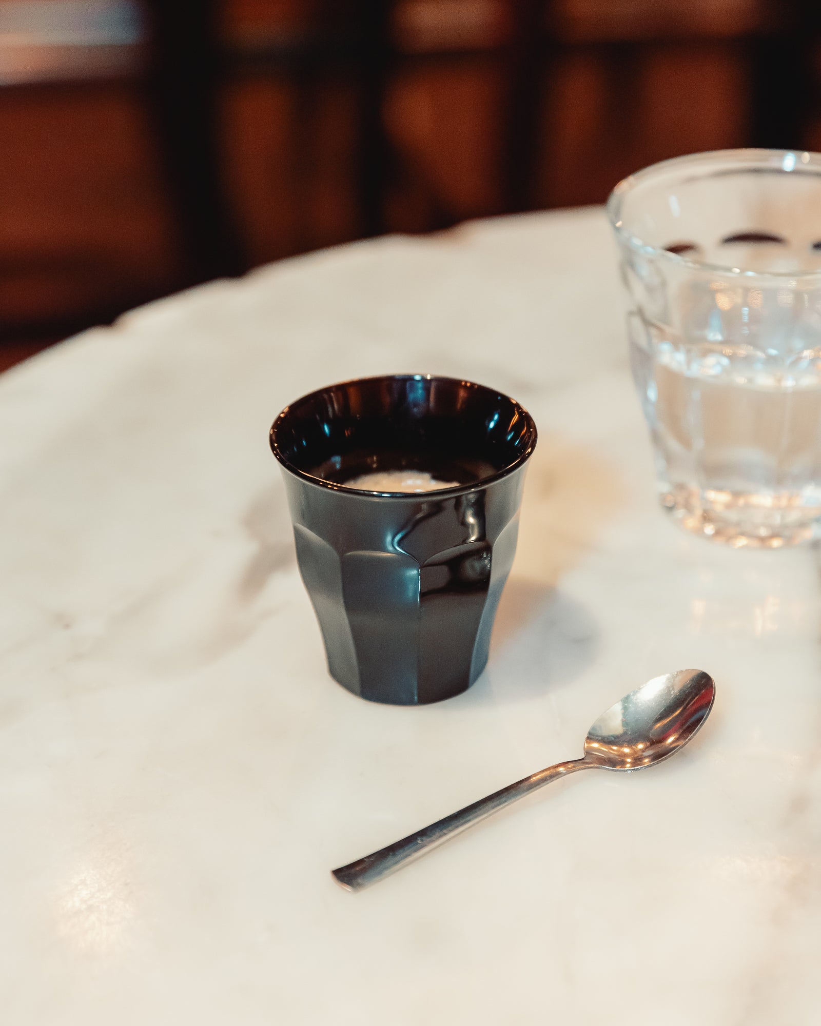 Le Picardie Black Glass Tumbler in use
